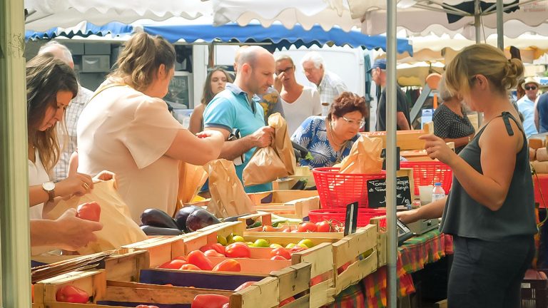Marchés traditionnels et fêtes