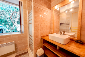 Gîte Cap-Lisse maison avec salle de bain dans les bois